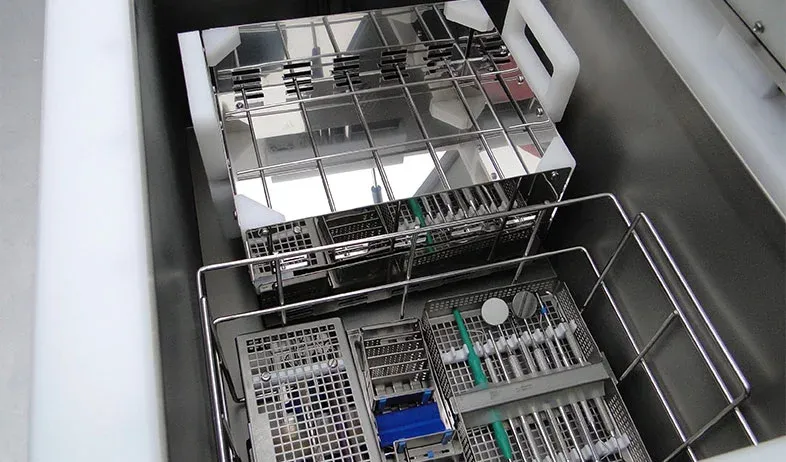 Laveur-Desinfecteur-ultrasons_SNC_modele-30-E_cuve_paniers-P12-PC17-1708f7ee.webp