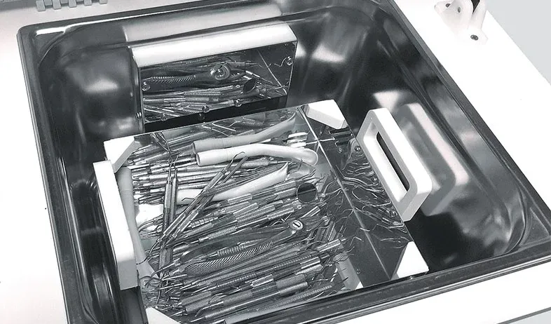Laveur-Desinfecteur-ultrasons_modele-17-E_cuve_panier-P12_instruments-40e5e4a2.webp